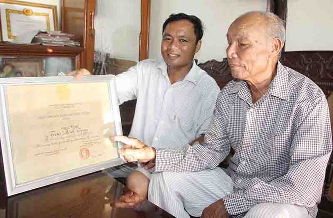 Thăm làng lấy quan tài lát đường cho xe ra chiến trường - 2