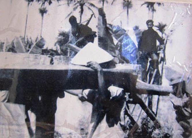 Thăm làng lấy quan tài lát đường cho xe ra chiến trường - 3