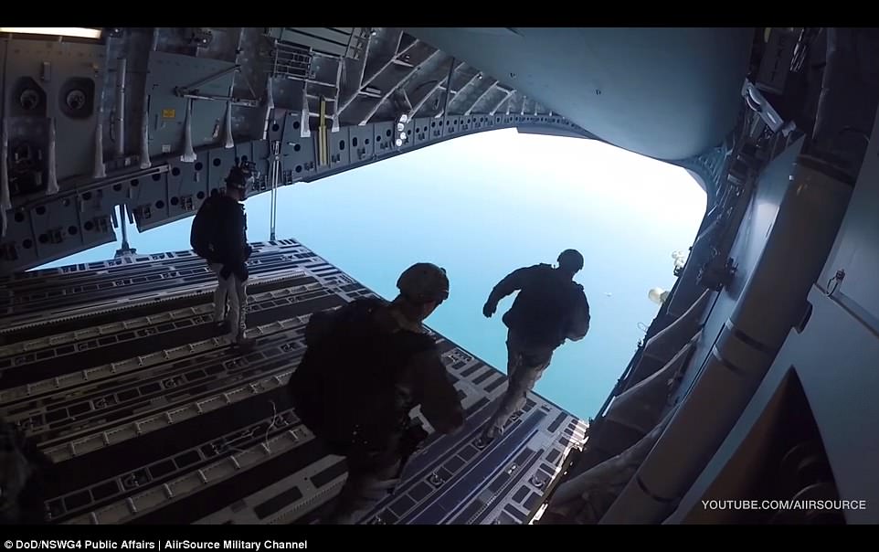 Tàu cao tốc tàng hình Mỹ "nhảy" từ máy bay xuống biển - 2