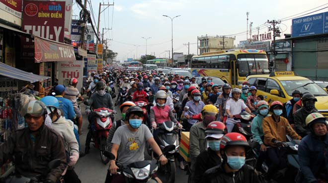 Trở lại Sài Gòn sau lễ, người lớn, trẻ nhỏ bơ phờ ở khu vực cửa ngõ - 2