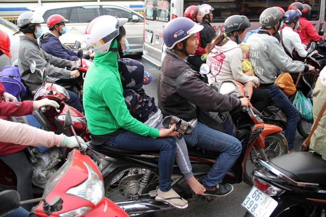 Trở lại Sài Gòn sau lễ, người lớn, trẻ nhỏ bơ phờ ở khu vực cửa ngõ - 5