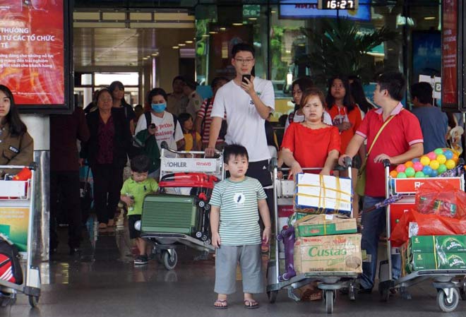 Trở lại Sài Gòn sau lễ, người lớn, trẻ nhỏ bơ phờ ở khu vực cửa ngõ - 15