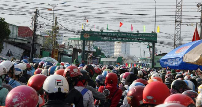 Trở lại Sài Gòn sau lễ, người lớn, trẻ nhỏ bơ phờ ở khu vực cửa ngõ - 13