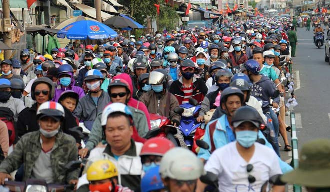 Trở lại Sài Gòn sau lễ, người lớn, trẻ nhỏ bơ phờ ở khu vực cửa ngõ - 12