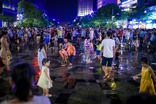 Trẻ nhỏ đua nhau “tắm tiên” trên phố đi bộ Nguyễn Huệ - 1