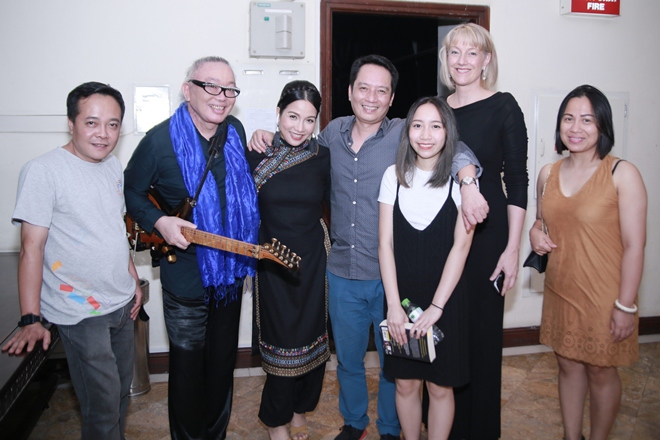 Con gái út tự tin biểu diễn cùng vợ chồng Mỹ Linh - Anh Quân - 2