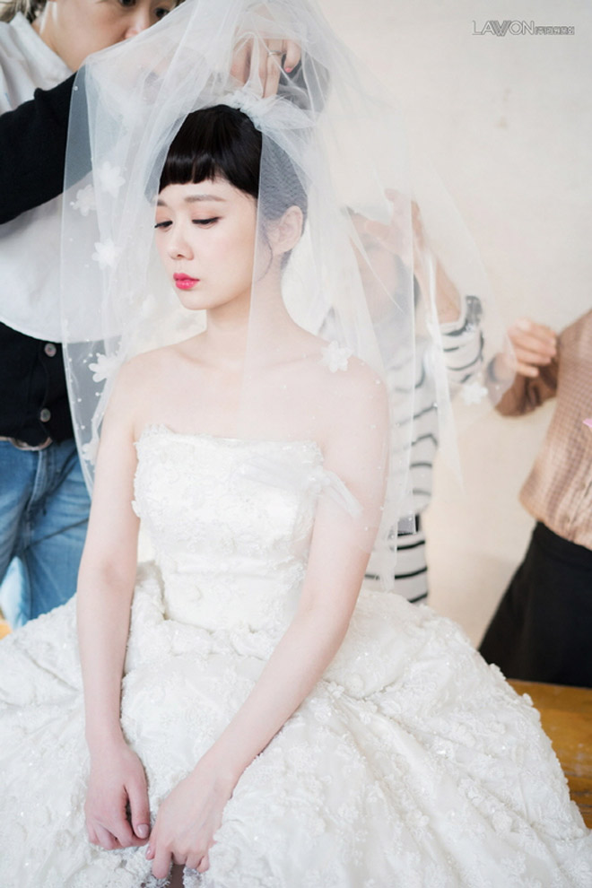 37 tuổi, Jang Na Ra đẹp rạng ngời trong trang phục váy cưới - 1