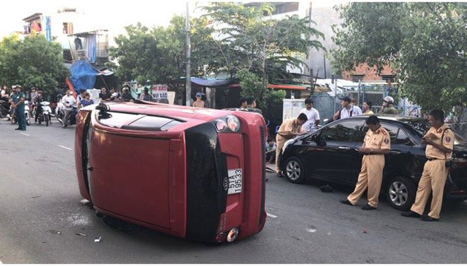 Tài xế 17 tuổi lái ô tô “làm loạn” trên phố Sài Gòn, nhiều người tháo chạy - 1
