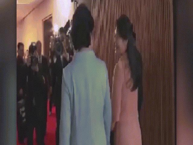 Động tác đột ngột của Kim Jong-un khi thấy vợ bước tới