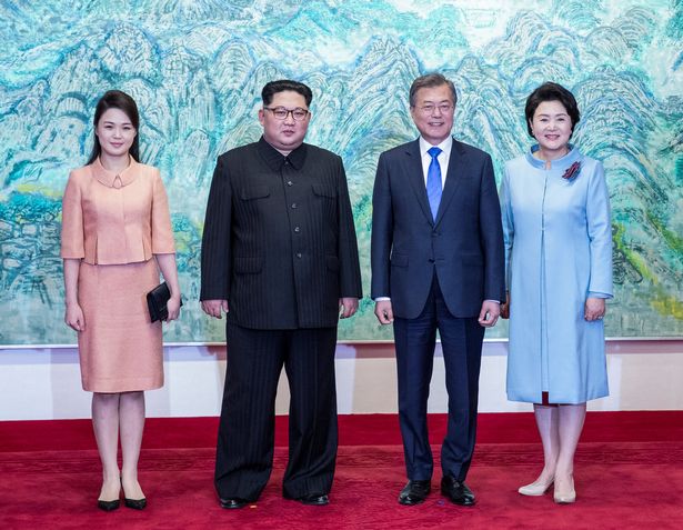 Động tác đột ngột của Kim Jong-un khi thấy vợ bước tới - 1