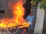Tin tức trong ngày - Xe kéo bị đốt rụi vì… &quot;dám&quot; án ngữ trước cửa nhà