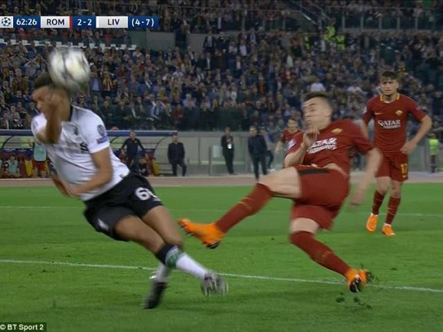 Bóng đá - Liverpool hú vía vào chung kết Cúp C1: Trọng tài bắt "nương tay"