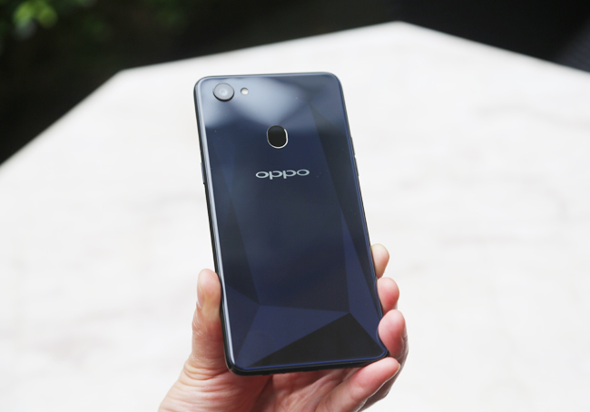 Oppo vừa giới thiệu phiên bản kim cương của dòng smartphone "chuyên gia selfie" F-series, Oppo F7. 