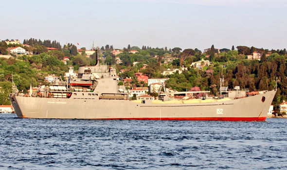Tàu vận tải quân sự Nga chất đầy vũ khí đến Syria - 1