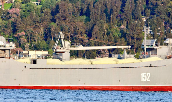 Tàu vận tải quân sự Nga chất đầy vũ khí đến Syria - 2