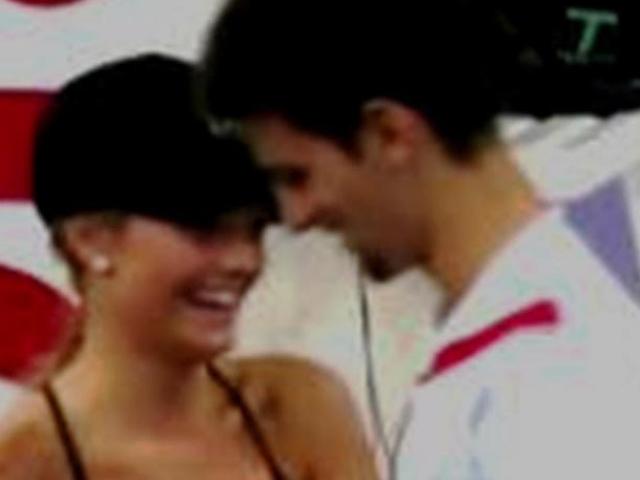 Thể thao - Người đẹp bị đau cả sân chú ý, Djokovic ôm ấp an ủi