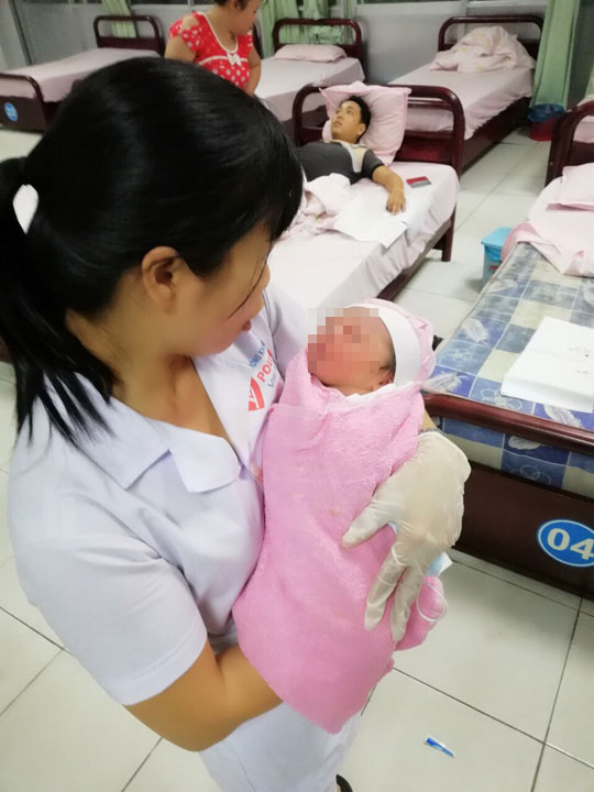 TP.HCM: Bé gái sơ sinh bị bỏ rơi tại nhà vệ sinh Công ty Pou Yuen - 1