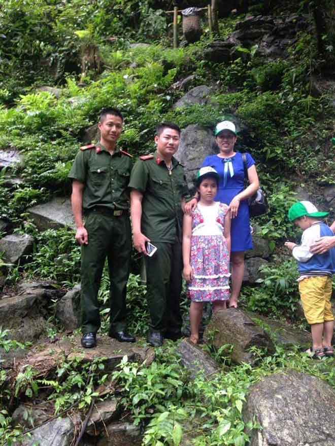 Hai cảnh sát dũng cảm lao mình xuống thác nước cứu bé 11 tuổi - 1