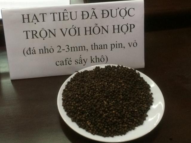 Thị trường - Tiêu dùng - CHÍNH THỨC: Khởi tố 5 bị can liên quan vụ "trộn vỏ cà phê với lõi pin"