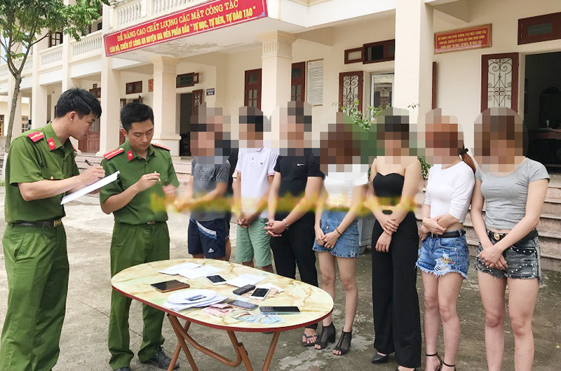4 cô gái xinh đẹp “bay” cùng 4 thanh niên trong quán karaoke - 1