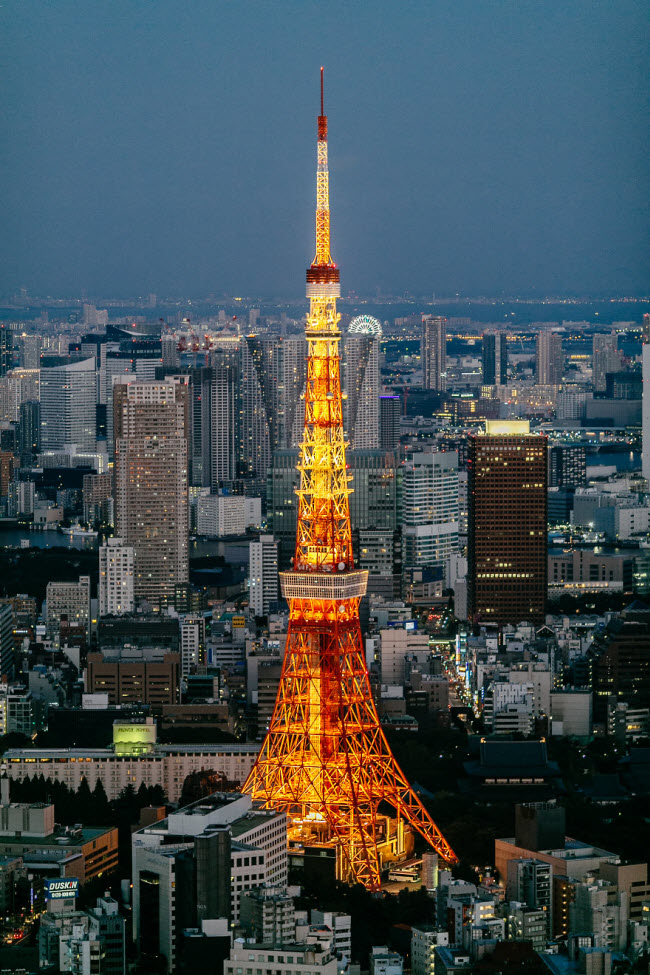 Ngắm tháp truyền hình Tokyo từ đồi Roppongi.