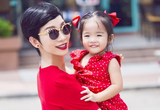 Góc khuất đẫm nước mắt của những bà mẹ đơn thân trong showbiz Việt - 2
