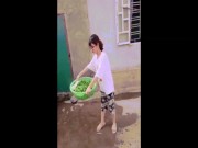 Bạn trẻ - Cuộc sống - Gái đảm vẩy rau sống khiến dân mạng cười nghiêng ngả