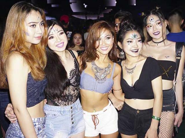 Thể thao - Dàn mỹ nhân Việt nóng bỏng đến xem huyền thoại F1 trổ tài