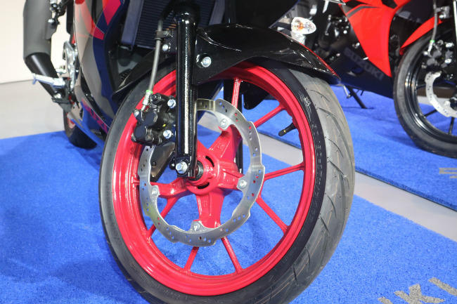 Phiên bản màu đen titan có vành bánh xe trước và sau đều được sơn màu đỏ.