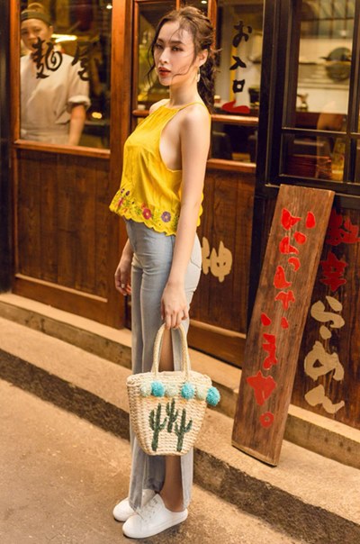 Sau Hòa Minzy, Angela Phương Trinh lăng xê mốt đạp gót giày hiệu, &#34;vừa đi vừa phá&#34; - 1