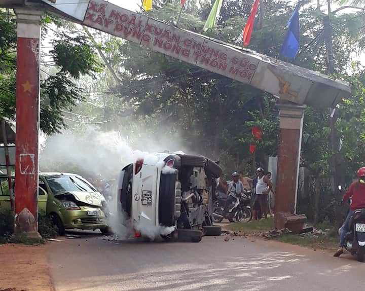 Cổng làng “khủng” bị hạ gục, 2 ô tô biến dạng sau tai nạn - 1