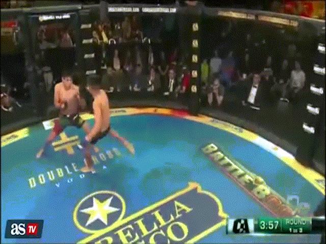 Thể thao - Cú sốc MMA: Ăn đấm "ngắc ngoải" lại bị trọng tài đạp, võ sỹ ngất luôn