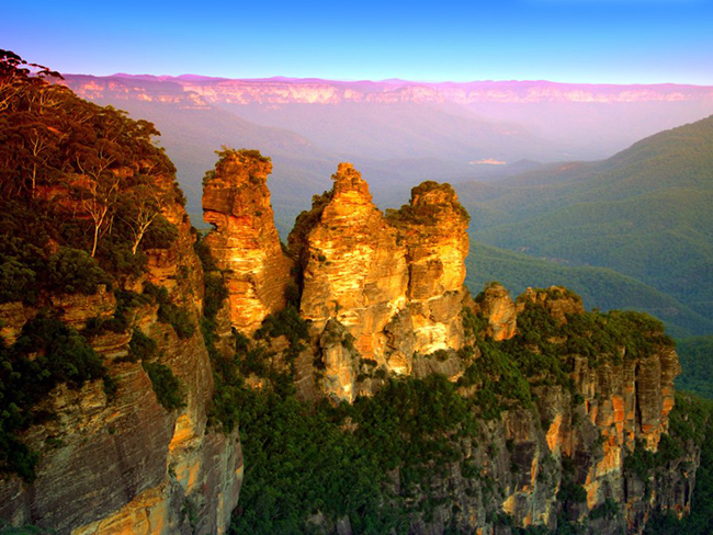 Three Sisters, New South Wales, Úc: Hàng loạt du khách đến Echo Point mỗi năm để được chiêm ngưỡng núi Three Sisters, một quả núi đá hấp dẫn ở Blue Mountains, nơi có rừng bạch đàn, vách đá dốc đứng và thác nước.