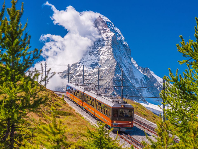 Matterhorn, Zermatt, Thụy Sĩ: Tọa lạc ở vị trí cao 4500m, Matterhorn được đánh giá là đỉnh núi nổi tiếng nhất của dãy Alps và cũng là một trong những nơi nguy hiểm nhất. Đã có khoảng 500 người chết trong khi đang leo lên núi.