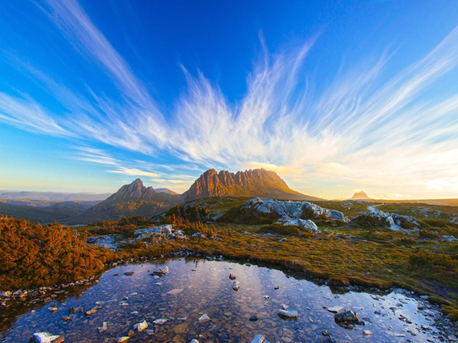Núi Cradle, Tasmania, Úc: Núi Cradle được coi là điểm khởi đầu cho chặng đường Overland nổi tiếng, một chuyến đi trekking kéo dài 6 ngày trong 40 dặm sẽ đưa bạn vượt qua Vườn Quốc gia Cradle Mountain-Lake St.