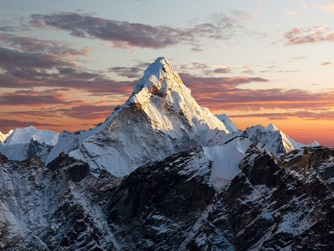Ama Dablam, Himalayas, Nepal: Khi nói đến dãy Himalaya, núi Everest thường thu hút sự chú ý nhất. Mặc dù Ama Dablam không nổi tiếng bằng, nhưng nó vẫn không hề kém ấn tượng.