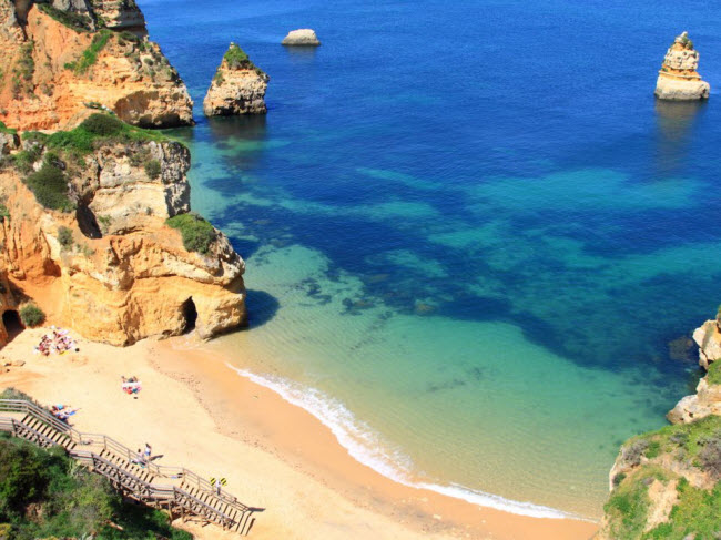 Praia Don Ana, Bồ Đào Nha: Nằm tại vùng Algarve ở cực nam của Bồ Đào Nha, bãi biển Praia Dona Ana gây ấn tượng với các vách đá dựng đứng và hình thành hàng loạt hang động kỳ vĩ.