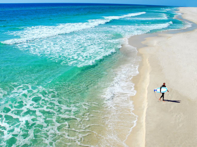 Pensacola Beach, Mỹ: Nằm trên hòn đảo Santa Rosa, Pensacola Beach được coi là một trong những bãi biển đẹp nhất nước Mỹ. Nếu may mắn, du khách có thể chiêm ngưỡng cá heo bơi dưới nước trong xanh.
