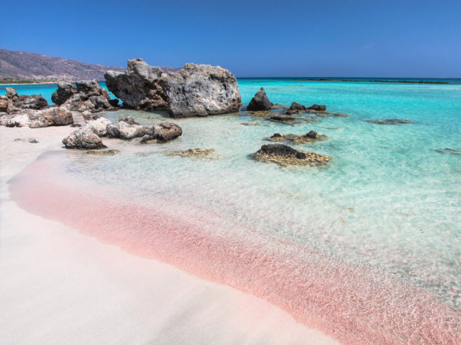 Elafonissi Beach, Hi Lạp: Điểm hấp dẫn chính của bãi biển này là cát màu hồng nhạt cực lãng mạn. Mực nước ở đây cũng tương đối nông, phù hợp với nhiều lứa tuổi.