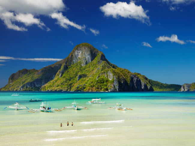 El Nido, Philippines: Nằm trên hòn đảo Palawan, bãi biển El Nido nổi tiếng với cát trắng và nước biển trong xanh. Nó được bao quanh bởi vách núi và phong cảnh đẹp.