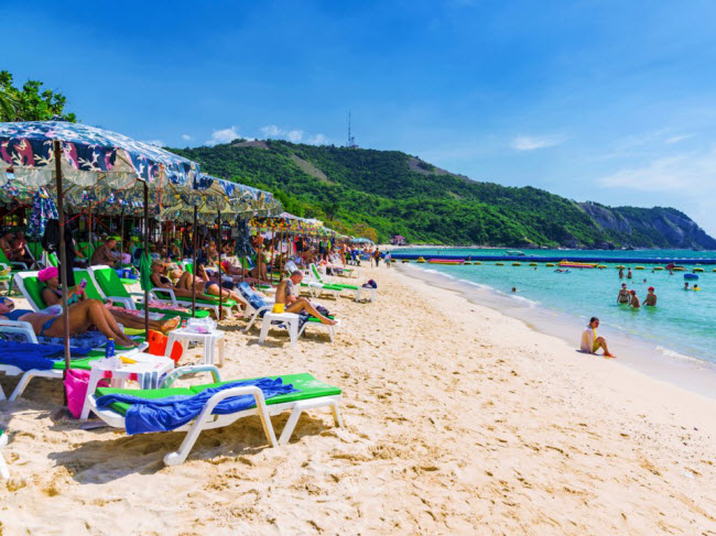 Koh Larn, Thái Lan: Hòn đảo ở ngoài khơi bờ biển thành phố Pattaya nổi tiếng với các bãi biển được bao quanh bởi những quả đồn phủ kín cây xanh.
