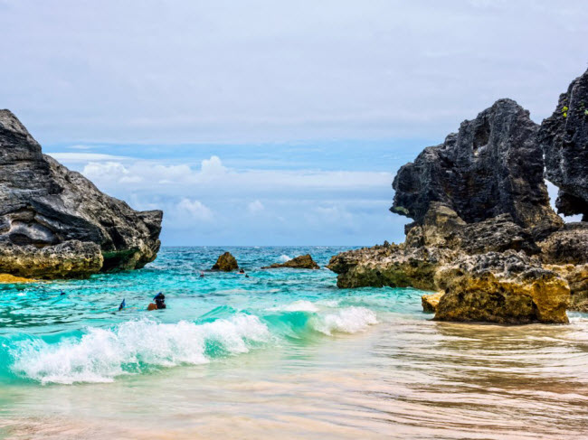 Horseshoe Bay, Bermuda: Bãi biển là địa điểm lý tưởng dành cho những người thích lặn ống thở vì có mực nước nông và các cấu trúc đá xunh quanh.