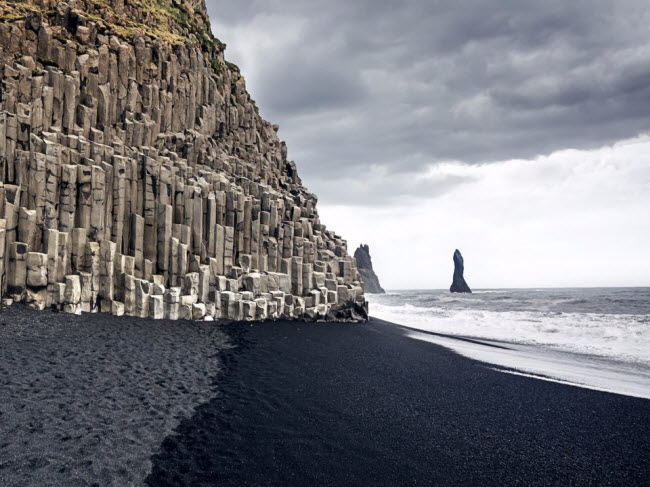 Reynisfjara Beach, Iceland: Du khách có thể không thích tắm nắng ở Reynisfjara, nhưng điều đó không đồng nghĩa nơi đây không hấp dẫn. Bãi biển gấy ấn tượng với cát đen và các trụ đá bazan.