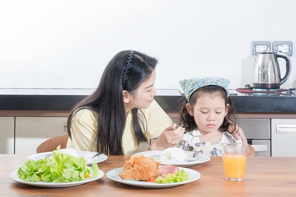 Chuyên gia dinh dưỡng “kể tội bố mẹ&#34; khiến trẻ lười ăn - 1