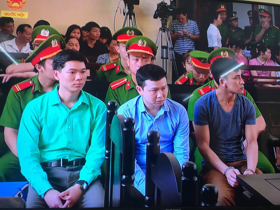 Xét xử vụ chạy thận 8 người chết: Bác sỹ Lương căng thẳng xuất hiện tại tòa - 1