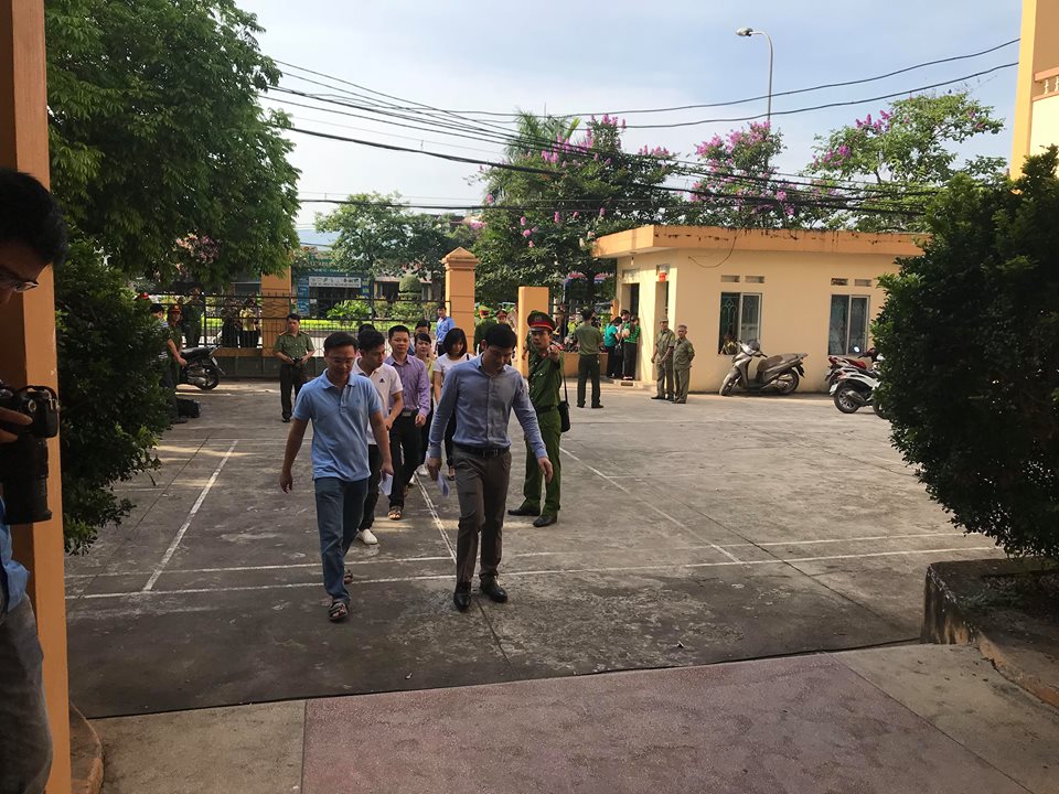 Xét xử vụ chạy thận 8 người chết: Bác sỹ Lương căng thẳng xuất hiện tại tòa - 3