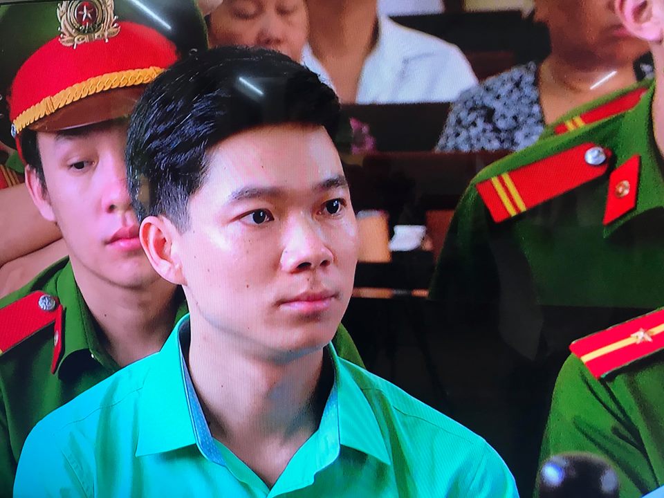 Xét xử vụ chạy thận 8 người chết: Bác sỹ Lương căng thẳng xuất hiện tại tòa - 4