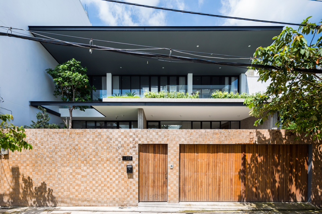 Mới đây, tạp chí kiến trúc hàng đầu thế giới ArchDaily đã đăng tải về một căn nhà ở Thành phố Hồ Chí Minh và dành khá nhiều lời khen ngợi kiến trúc sáng tạo của nó.