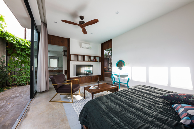 Mái hiên rộng giúp hạn chế sức ảnh hưởng của ánh nắng tới phòng ngủ, hệ thống cửa kính mang đến tầm nhìn tuyệt đẹp cho cả 2 phòng.