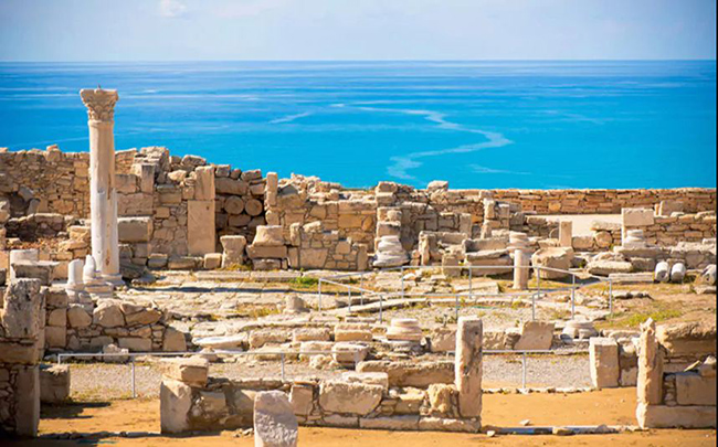 Đảo Síp: Síp có một số kho báu rất đặc sắc đó là các di tích La Mã tại Salamis bên ngoài Famagusta, và các lâu đài Byzantine / Venetian tại Kyrenia và Hilarion.